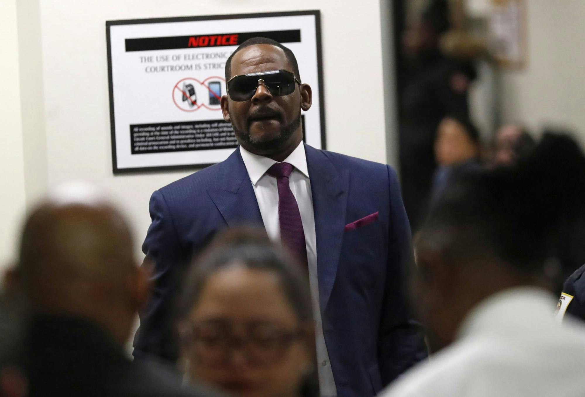 Singer R. Kelly walks into court at the Daley Center for a hearing on his child support case on March 13, 2019 in Chicago. (Jose M. Osorio/Chicago Tribune/TNS)