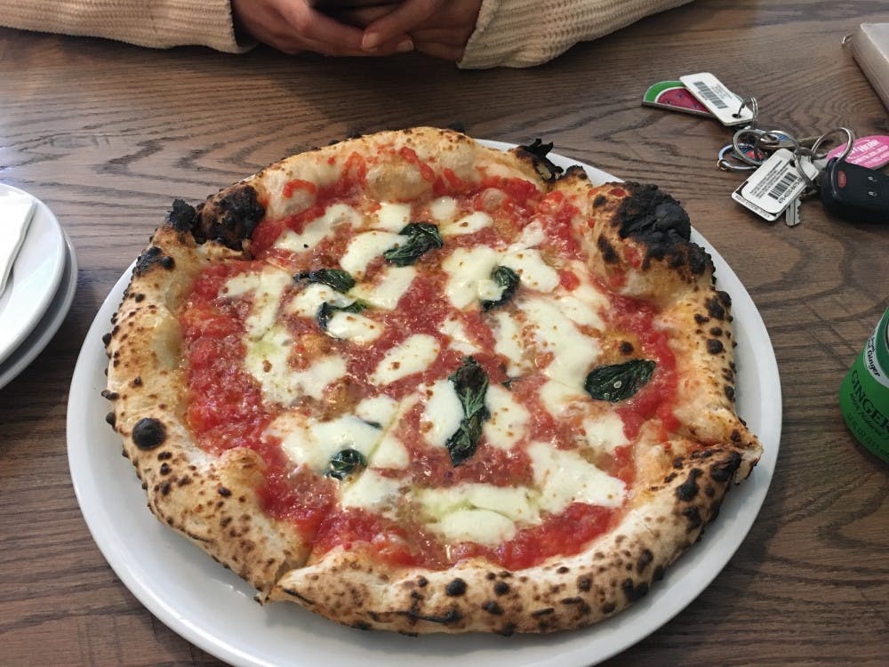 <p>Jay's Pizzeria's mouth-watering margherita pizza pie.</p>