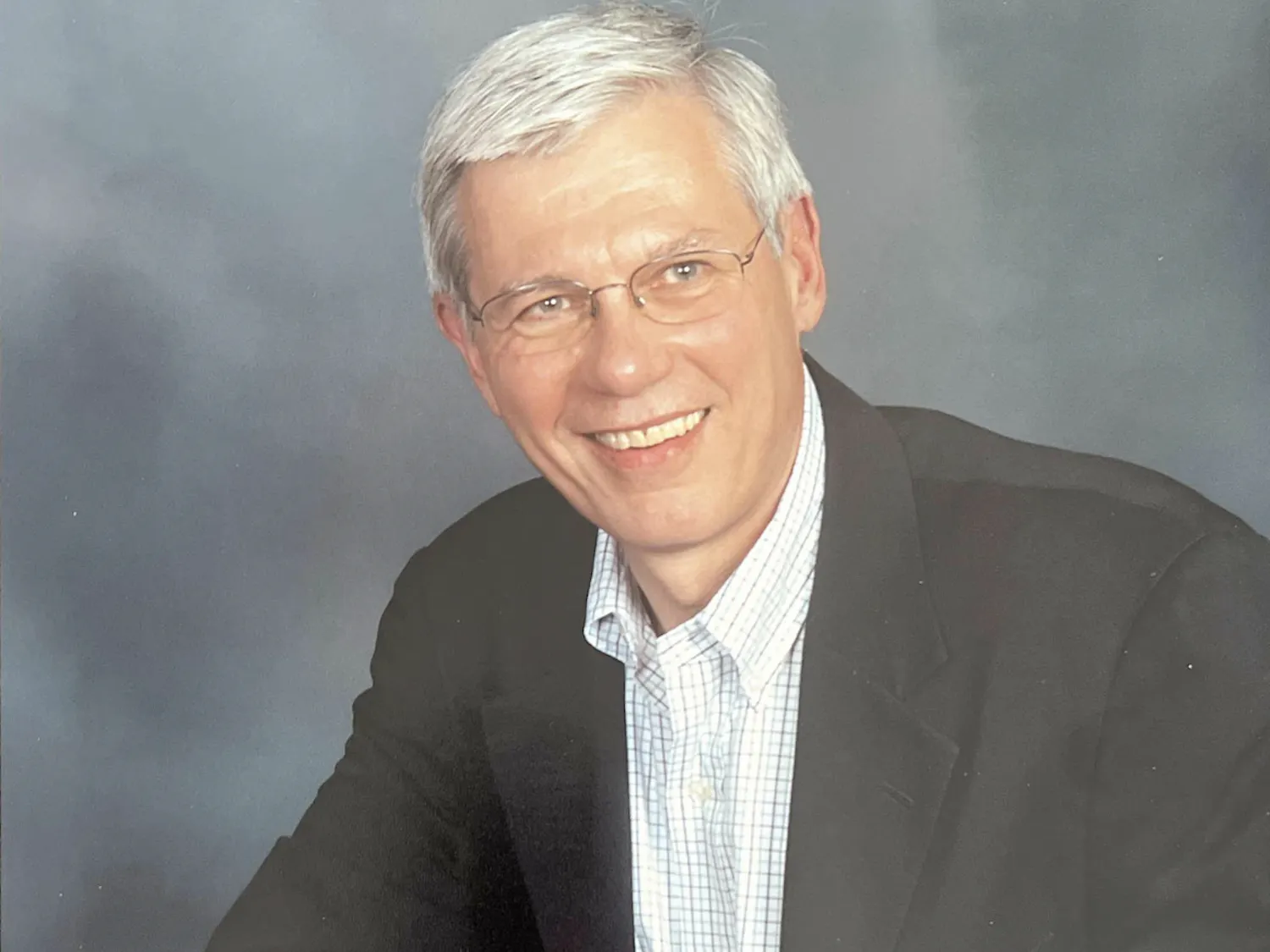 A portrait of Dr. Tom Mazur.