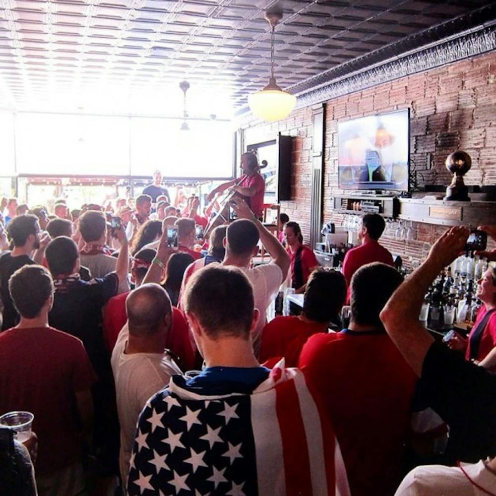 Fans gather in M&eacute;s Que to watch the U.S. Men&rsquo;s National Team play
in aninternational friendly in September. The pub atmosphere makes each
match&nbsp;more&nbsp;exciting for fans.&nbsp;Courtesy of M&eacute;s Que