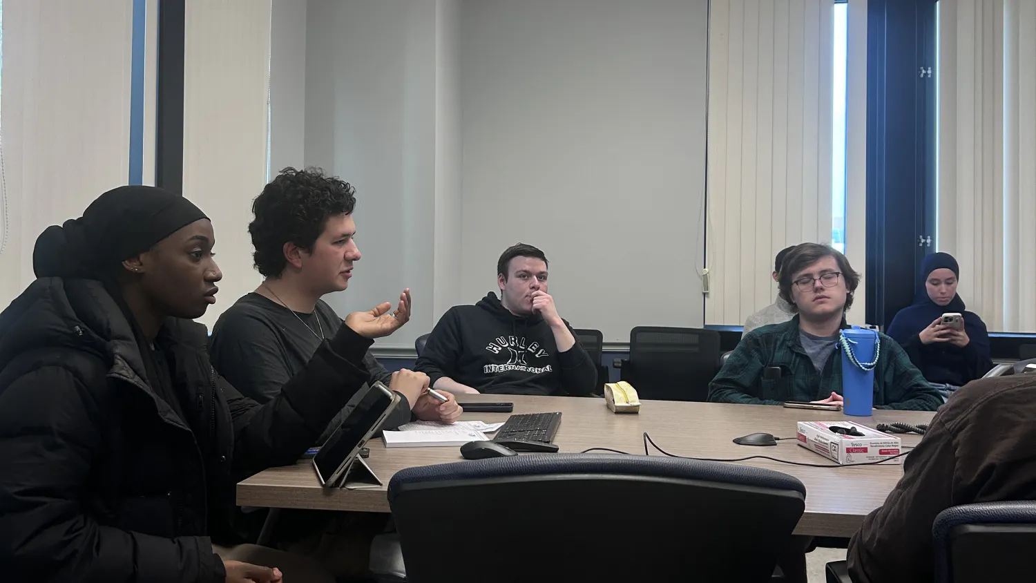 The undergraduate Student Association Senate voted to pass a resolution to raise annual e-board stipends to $24,180 in a vote of 10 ayes and four nays, after a nearly two-hour-long meeting Friday evening, but fell short of the majority vote of 13 needed to officially implement the change.