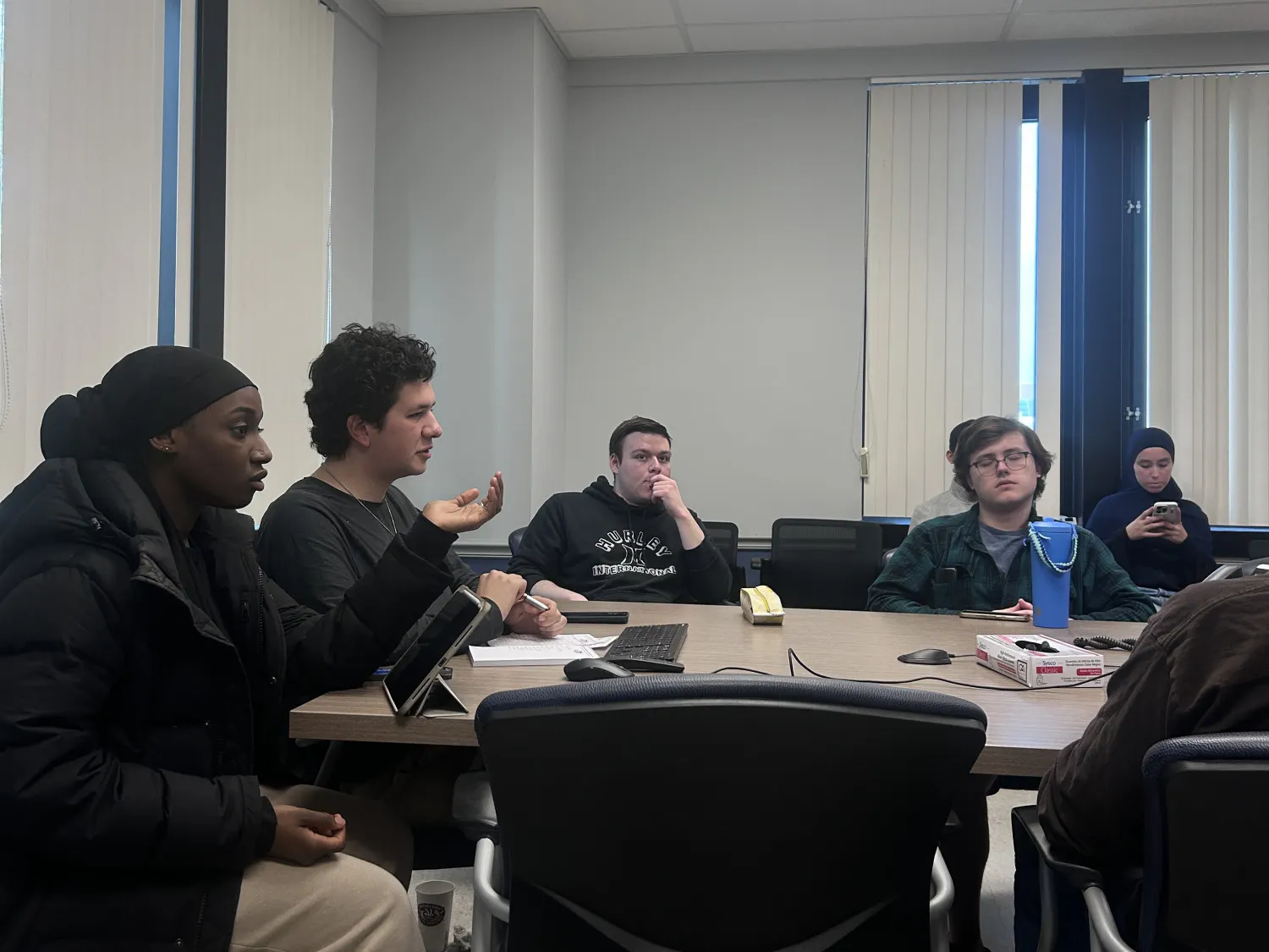 The undergraduate Student Association Senate voted to pass a resolution to raise annual e-board stipends to $24,180 in a vote of 10 ayes and four nays, after a nearly two-hour-long meeting Friday evening, but fell short of the majority vote of 13 needed to officially implement the change.