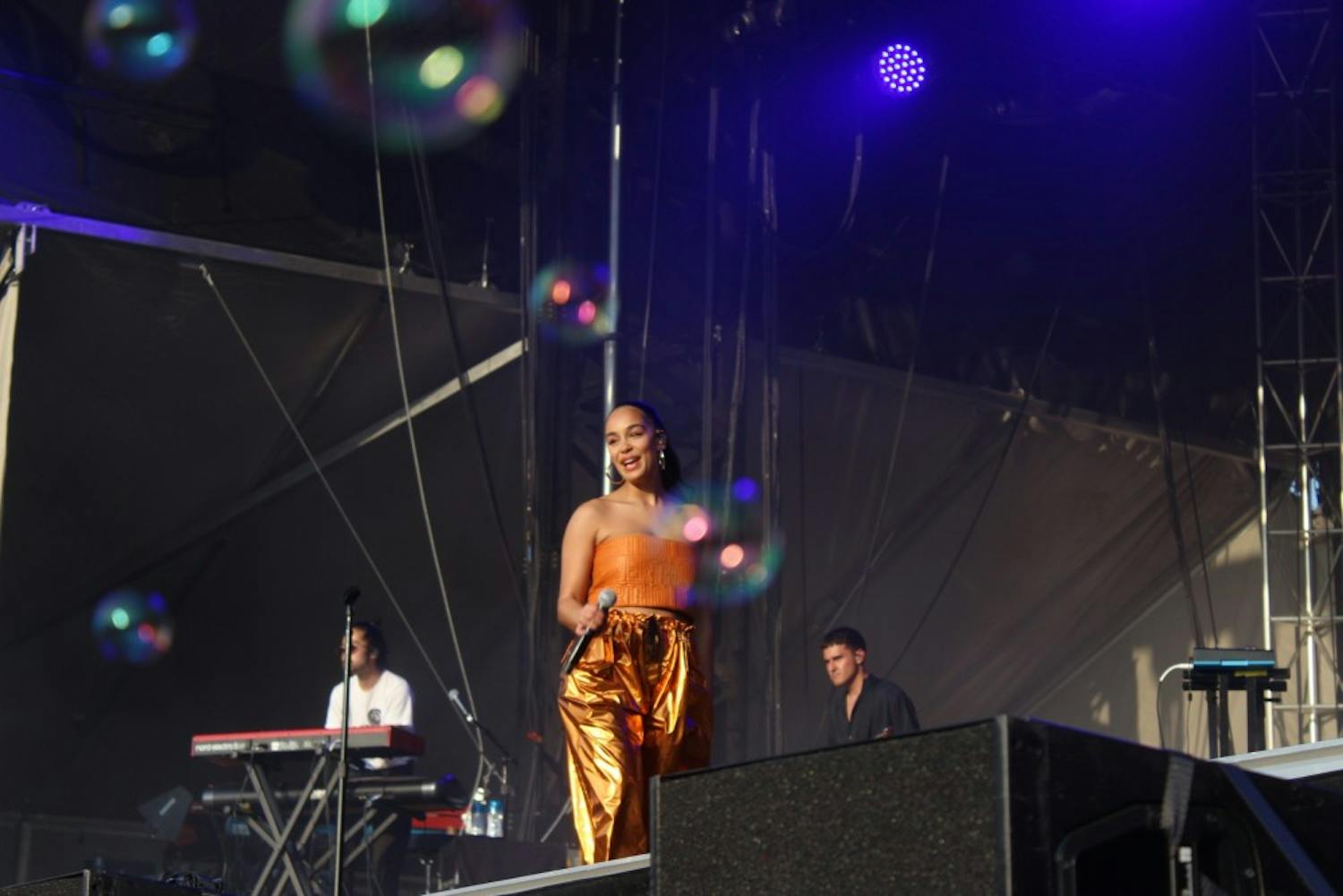 Singer Jorja Smith powered through a cold and still sounded angelic on Friday. 