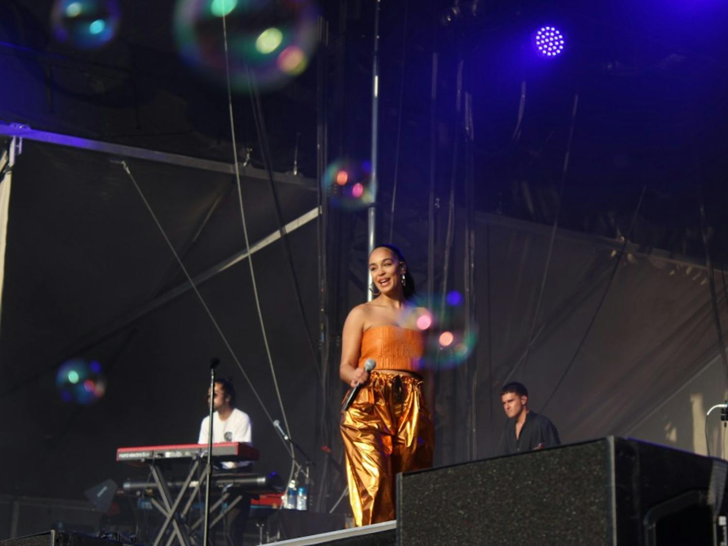 Singer Jorja Smith powered through a cold and still sounded angelic on Friday. 