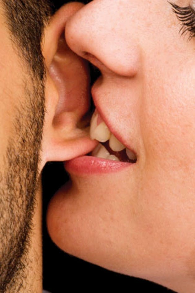 Девушка лижет язык парня. Поцелуй с языком. Поцелуй с язычком. Красивый поцелуй с языком.