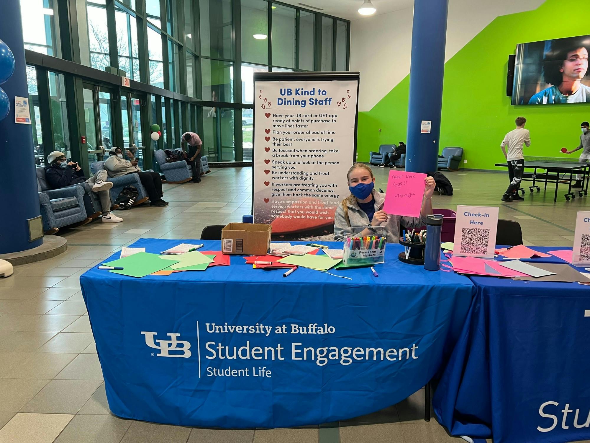 Kallie McKenzie, a sophomore English and biomedical sciences major, holds a pink card thanking Campus Dining employees.&nbsp;