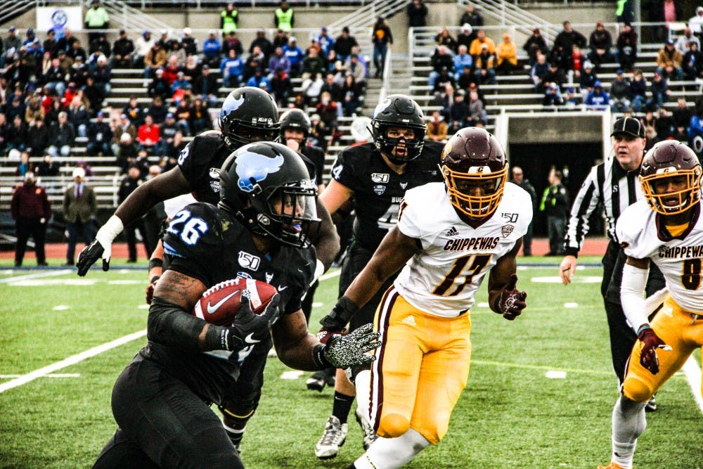 <p>The Buffalo Bulls' running back Jaret Patterson rushes with the ball as the Central Michigan Chippewas close in.</p>