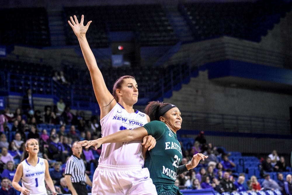 <p>Oursler looks to get a pass in the paint.&nbsp;</p>