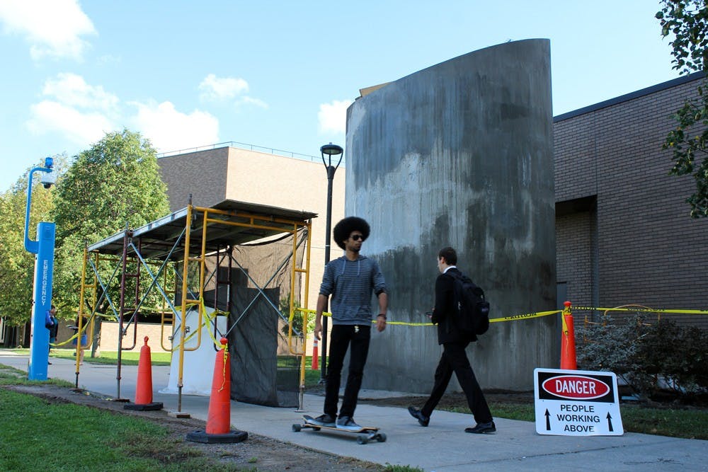 <p>Students walking behind Clemens&nbsp;Hall are forced to pass under scaffolding due to construction.</p>