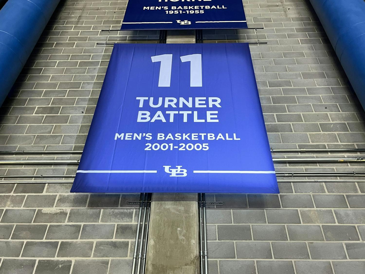 UB men’s basketball legend Turner Battle ‘05 was added to the Wall of Fame, making him the sixth men’s basketball player to be inducted.&nbsp;