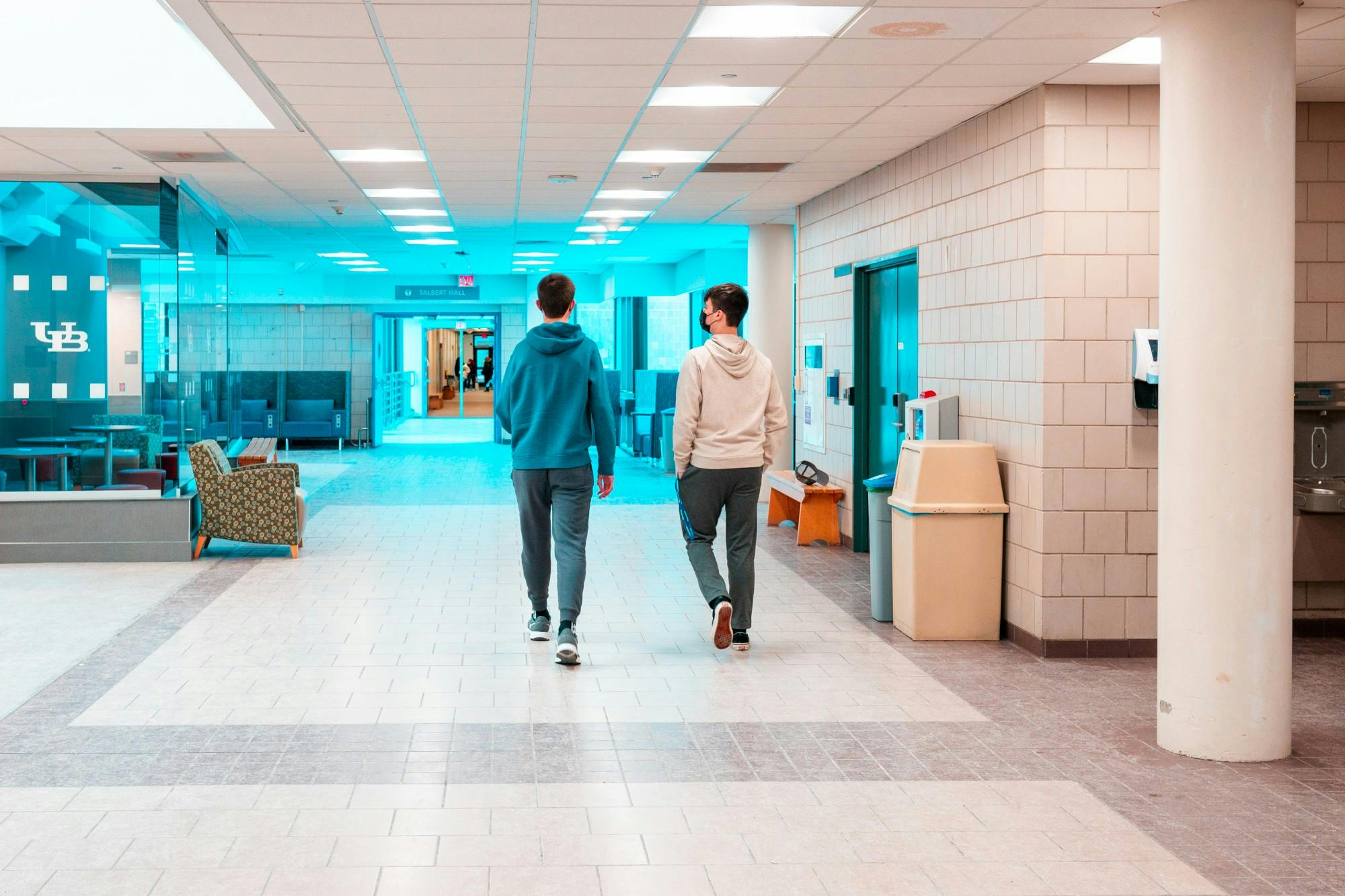 Students walk through the Natural Sciences Complex during the first week of classes.