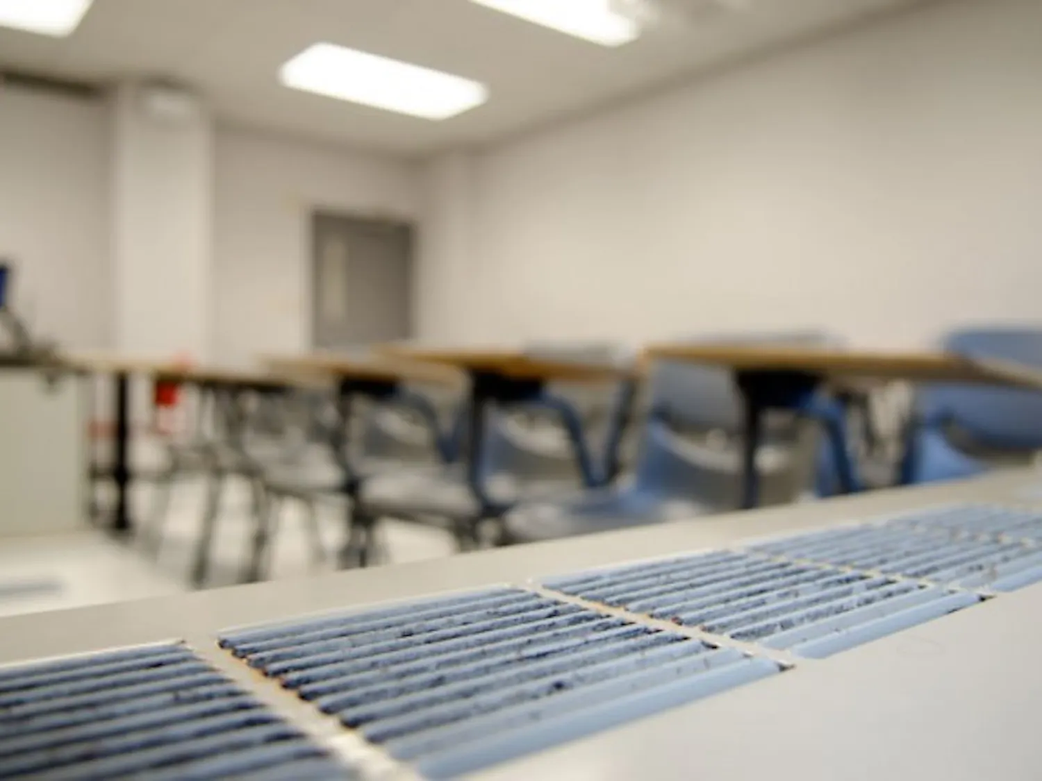 Students often have difficulty focusing in air-conditioned classrooms. Several students agree that Alumni 90, Alumni 97,
Norton 112, Clemens 17 and MFC 120 are some of the coldest classrooms on campus.
Kainan Guo, The Spectrum