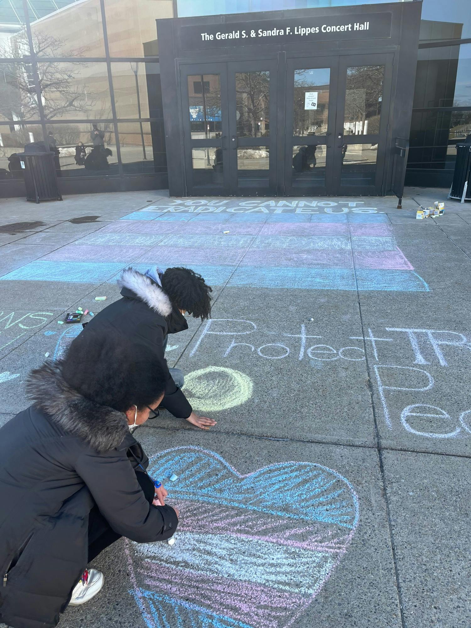 Students used screen-printing and sidewalk chalk to protest Knowles' speech outside of Slee Hall.&nbsp;