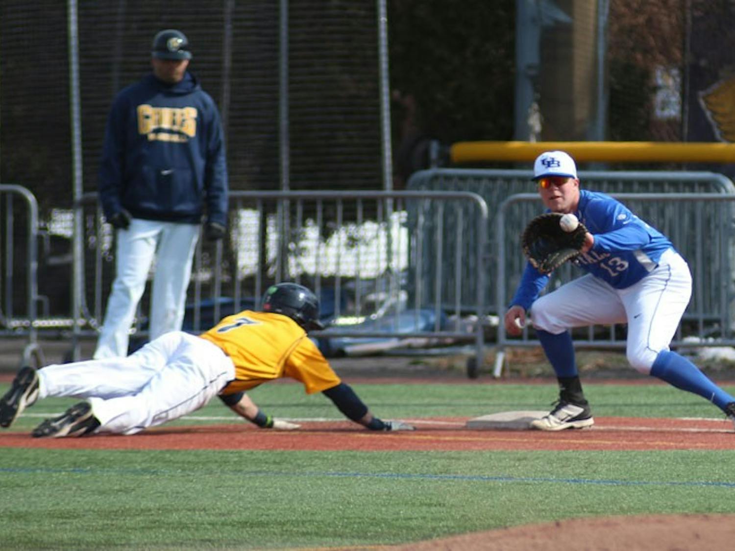 The baseball team went 2-2 this weekend in Dayton, Ohio.