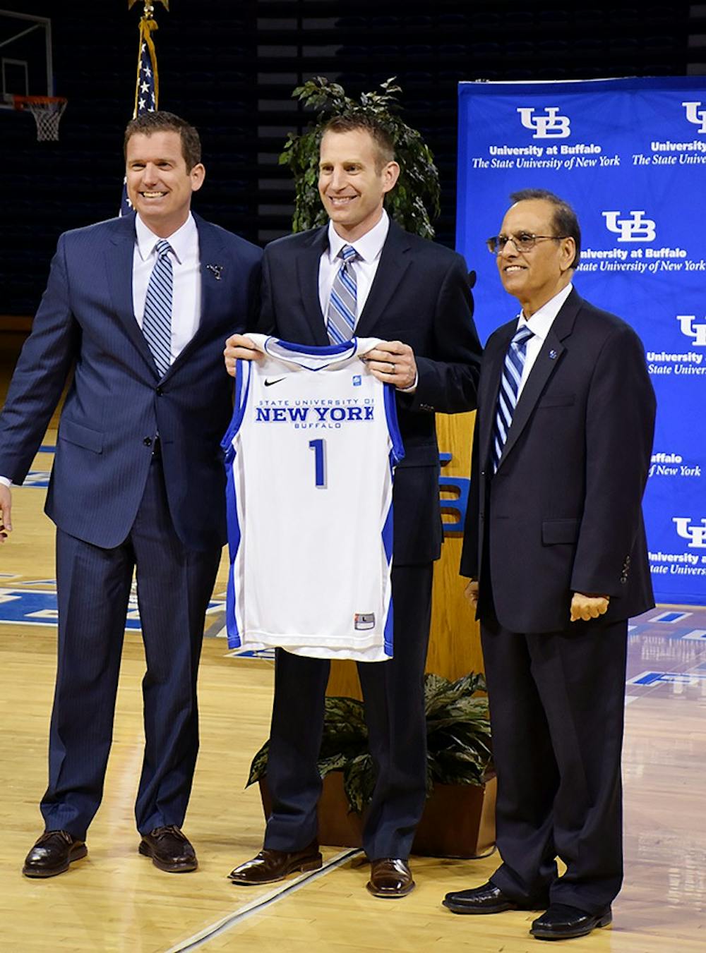 <p>New men's basketball head coach Nate Oats (center) poses with Athletic Director Danny White (left) and President Satish Tripathi (right) at Monday's introductory press conference. Oats, who replaced Bobby Hurley, named his three assistant coaches on Thursday.</p>