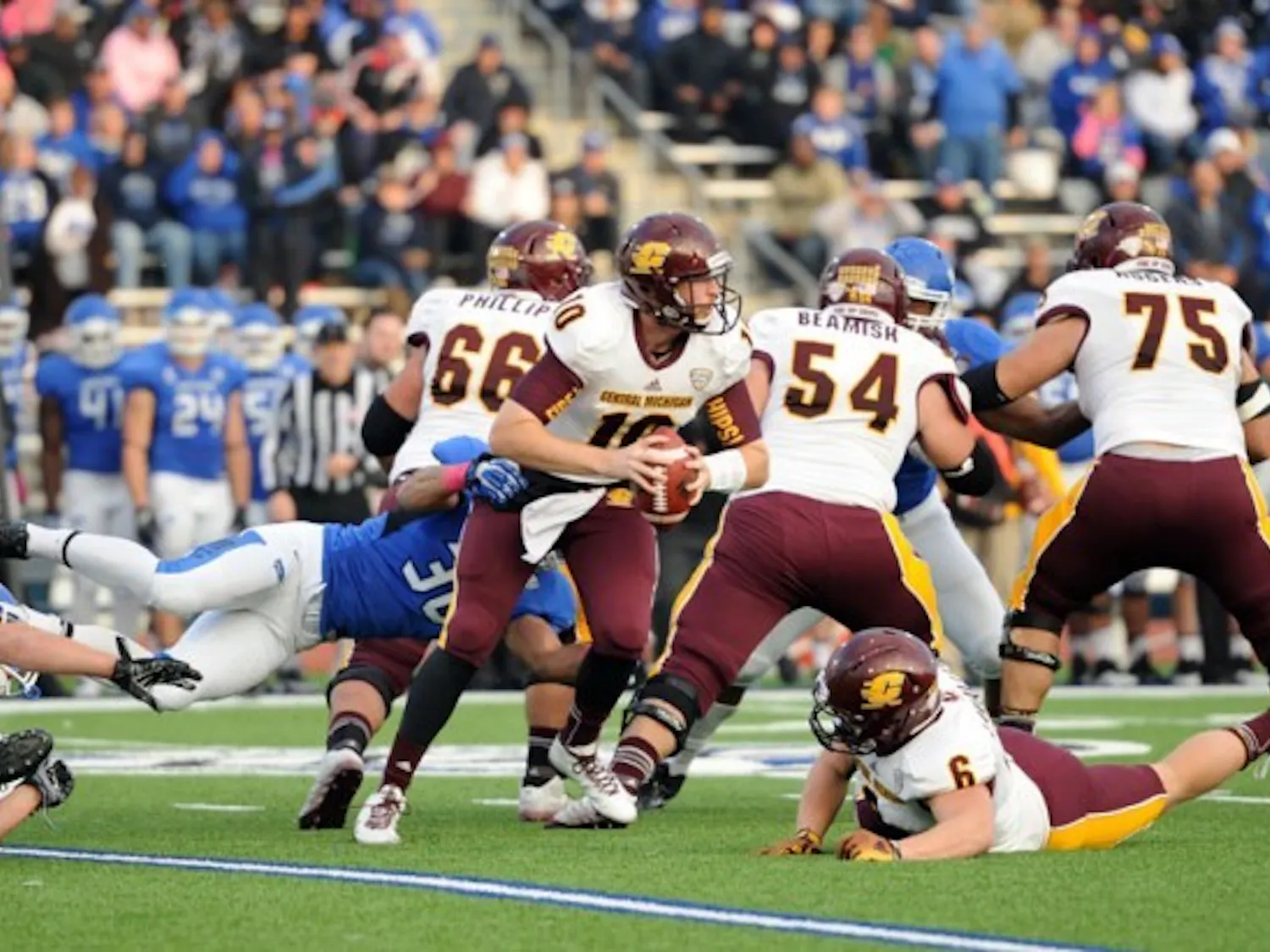 Sophomore linebacker Jarrett Franklin sacks Central Michigan quarterback in the third quarter of Buffalo’s 20-14 loss Saturday. The Bulls had a season-high five sacks Saturday. Yusong Shi, The Spectrum