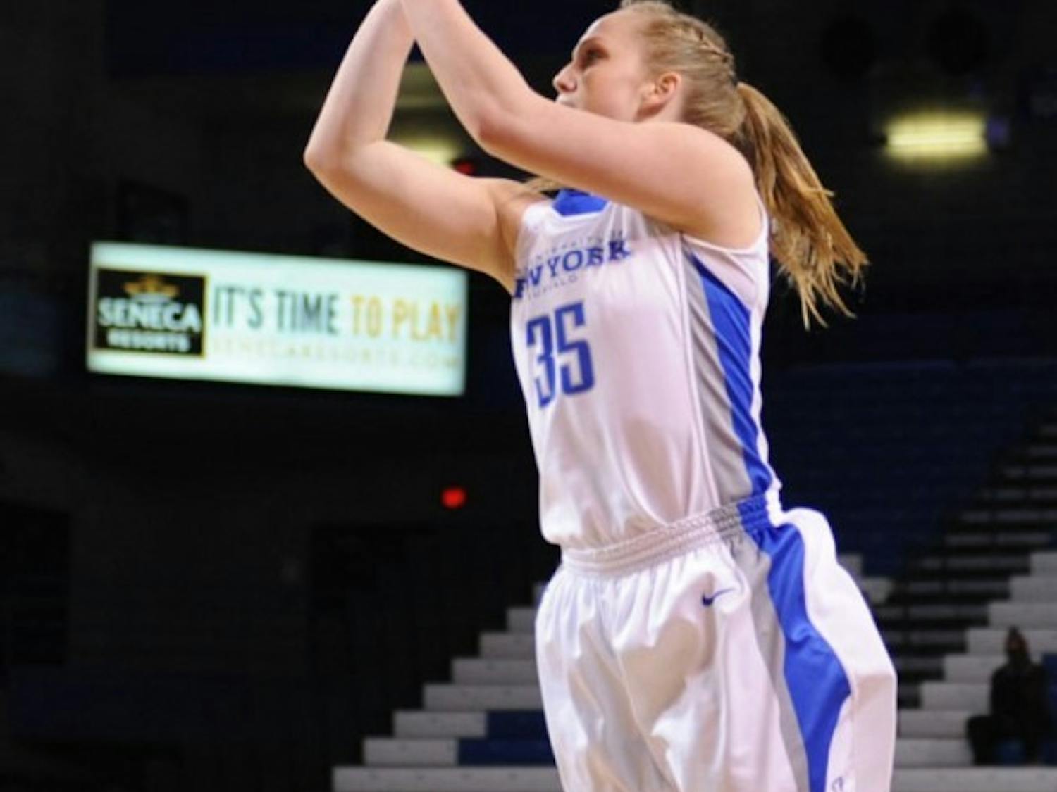 Junior guard Mackenzie Loesing and the women’s basketball team
defeated Bowling Green 66-45 on Saturday in this week’s quick hits.
Yusong Shi, The Spectrum