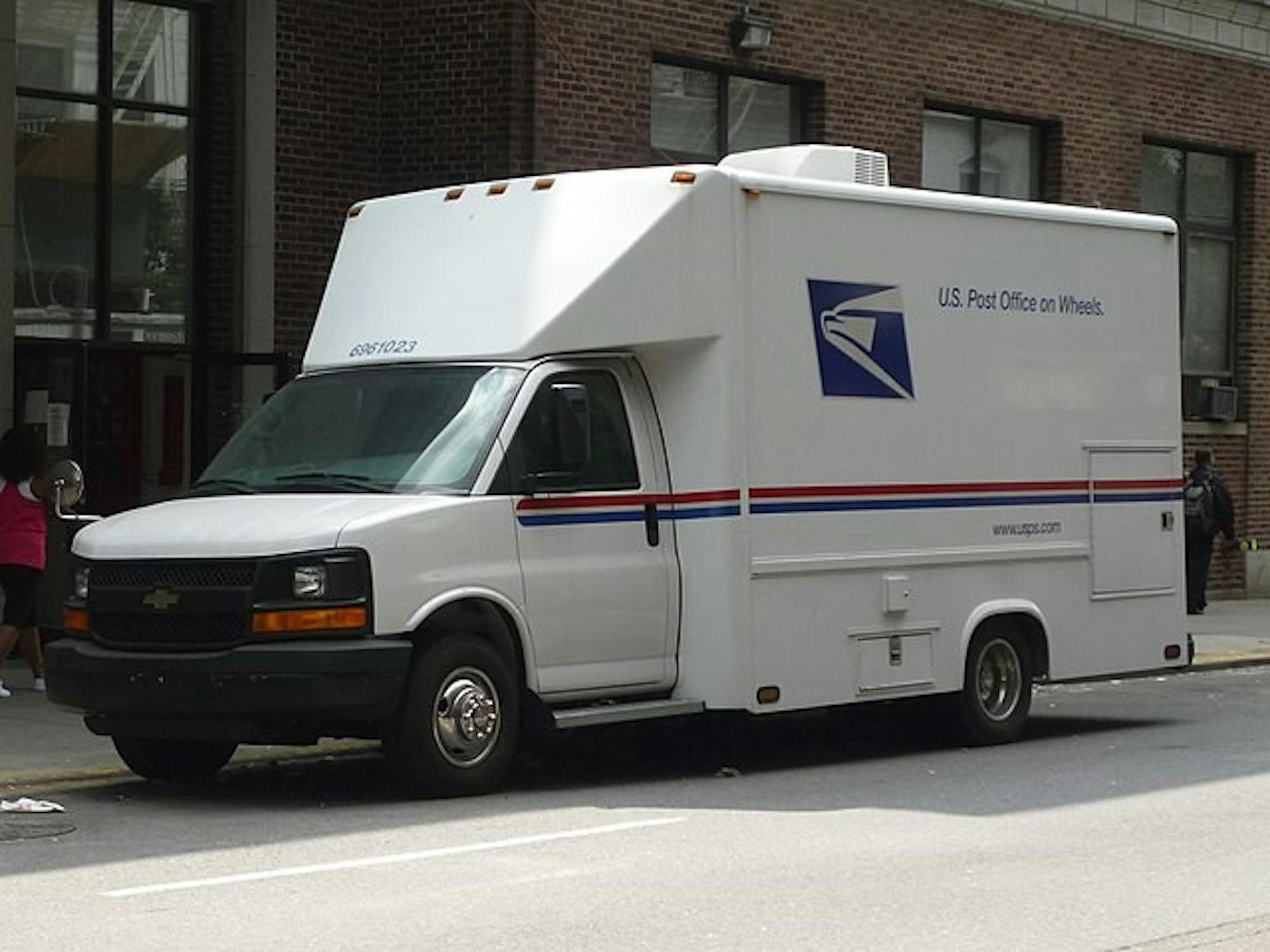 640px-United_States_Postal_Service_(USPS)_Chevy_Express_(17884652839).jpg