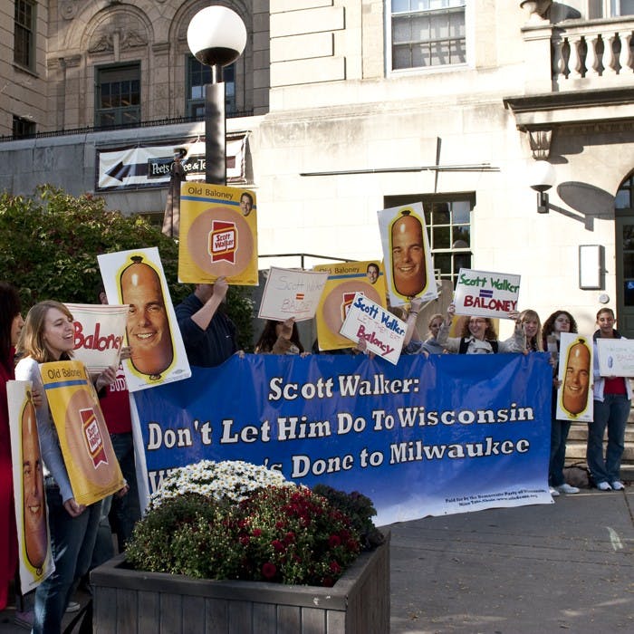 Walker talks jobs, Reaganomics with UW-Madison students