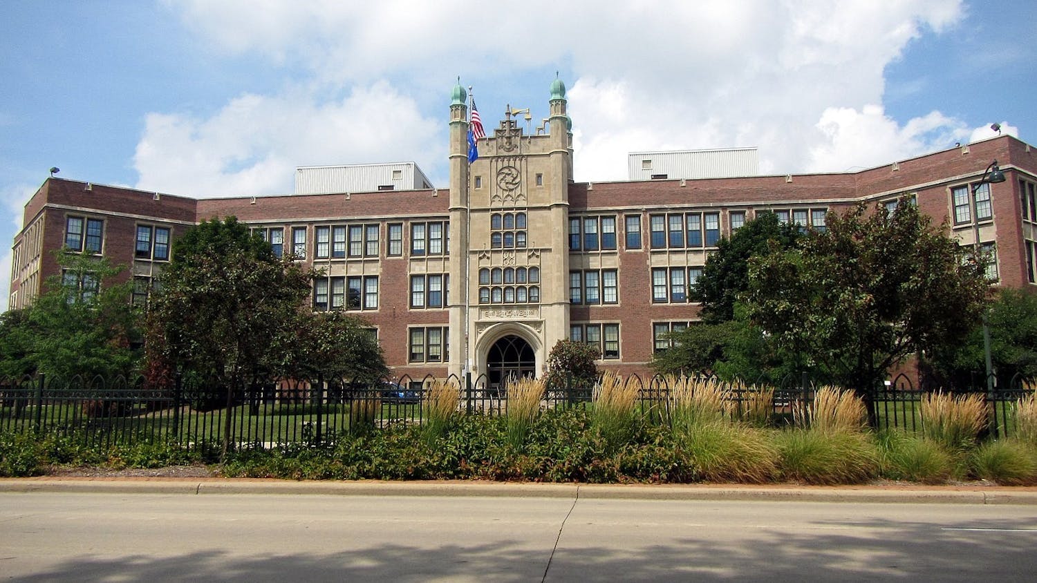 Madison_East_High_School_-_panoramio_(1).jpg