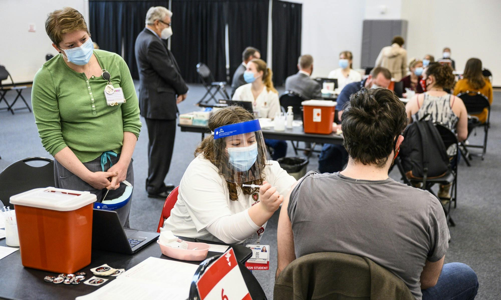 Photo of nursing student administrating the COVID-19 vaccine in the Nick.