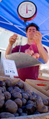 Farmers' market hosts food drive to benefit local families