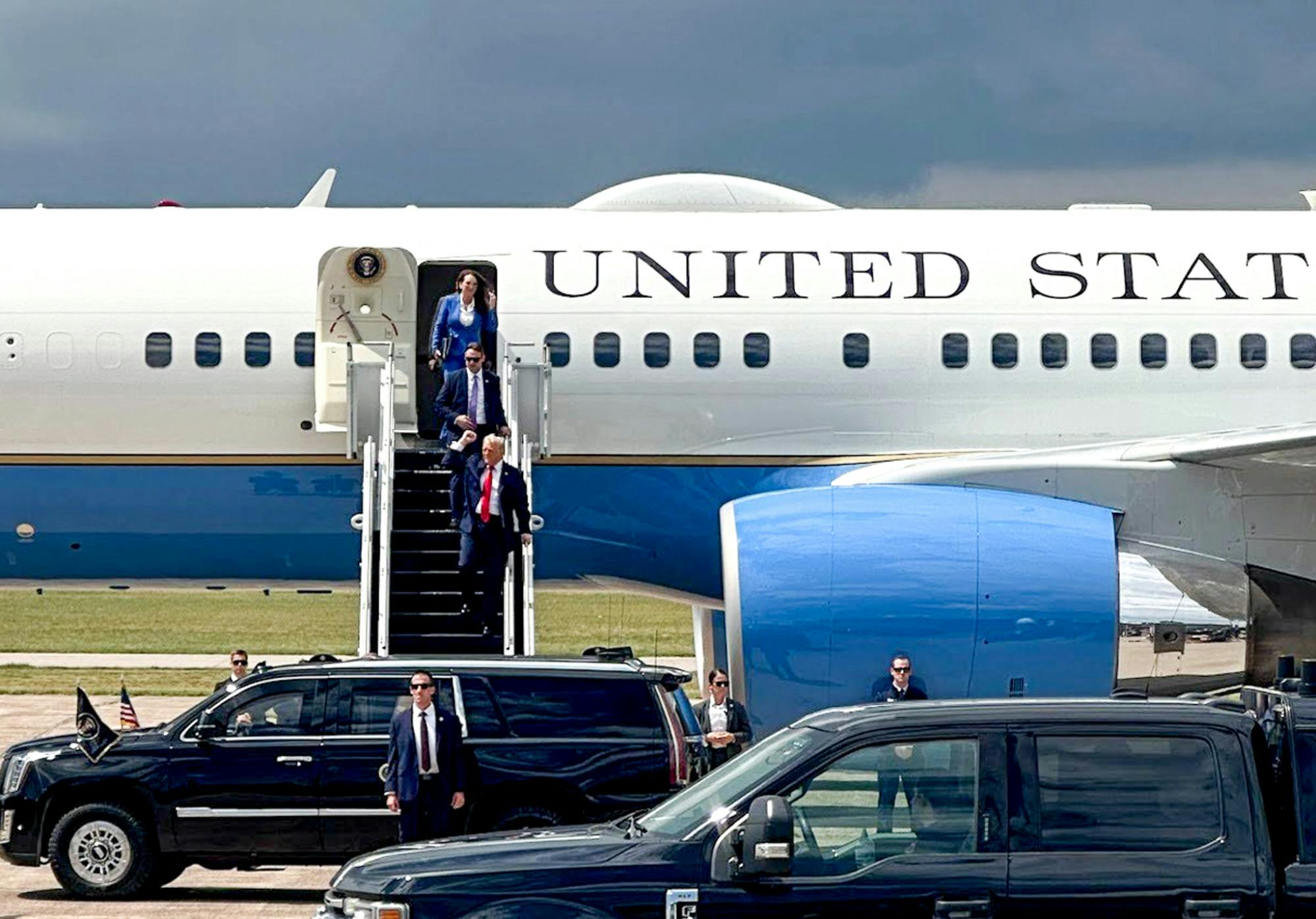 Trump Descends Air Force One-2.jpg