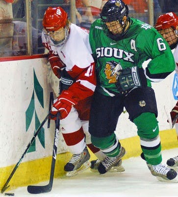 Wisconsin splits weekend series with North Dakota