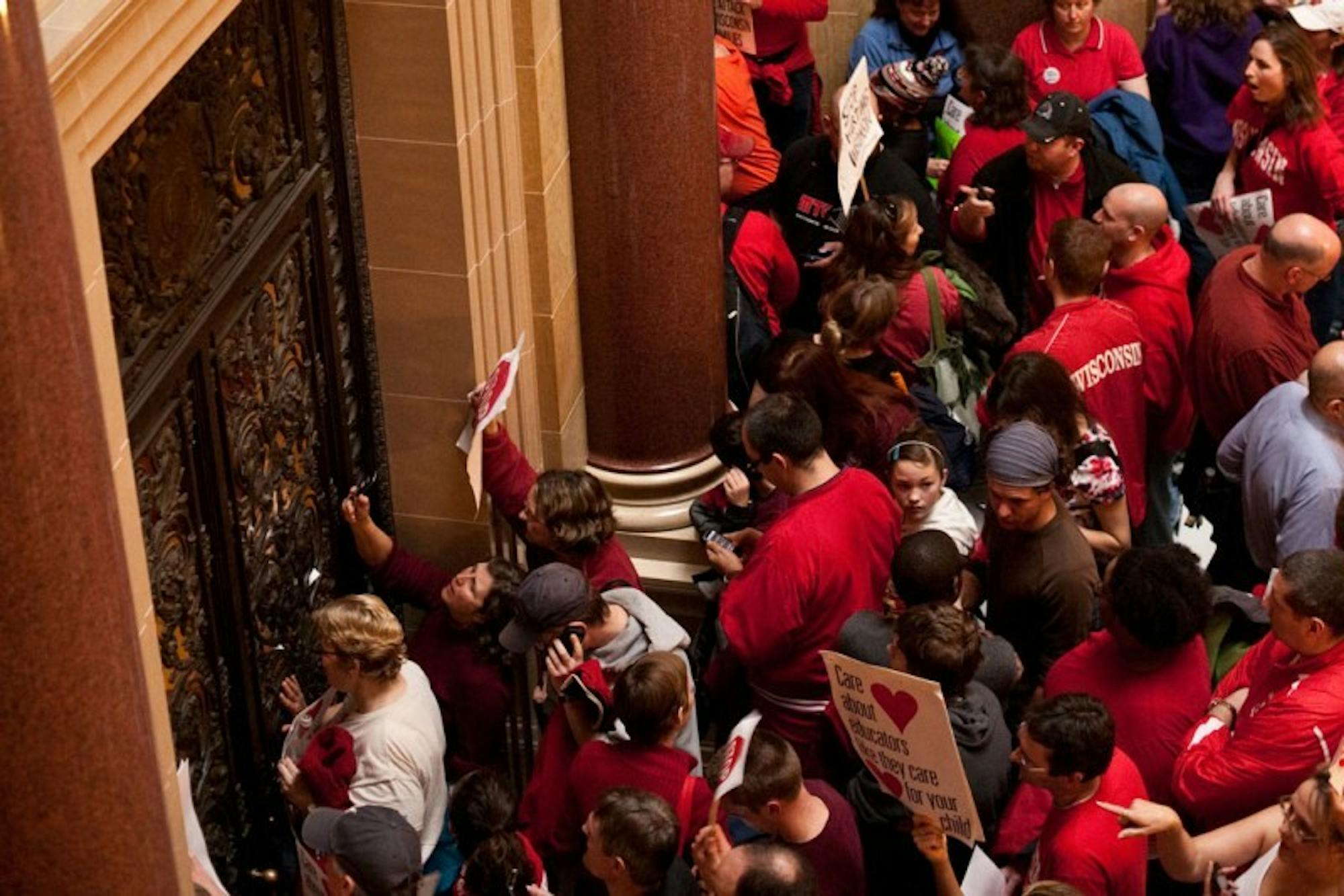 Senate Dems flee Madison, delay bill