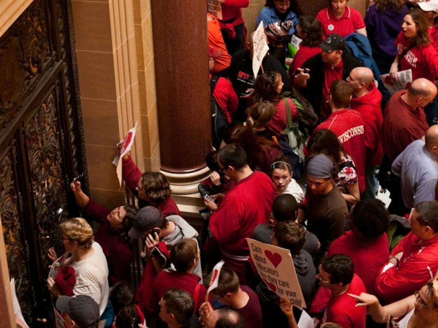 Senate Dems flee Madison, delay bill