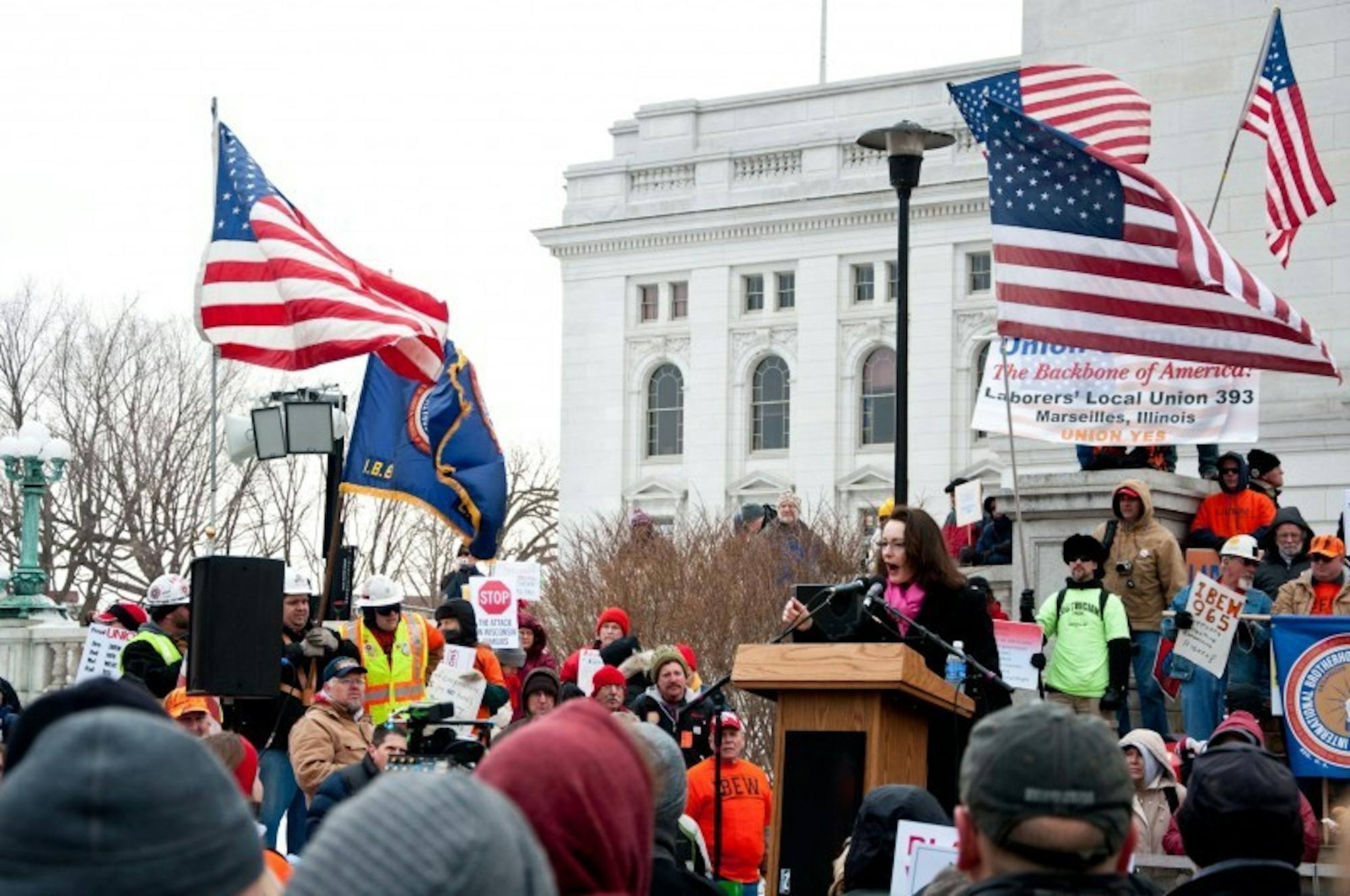 Competing rallies draw political celebrities