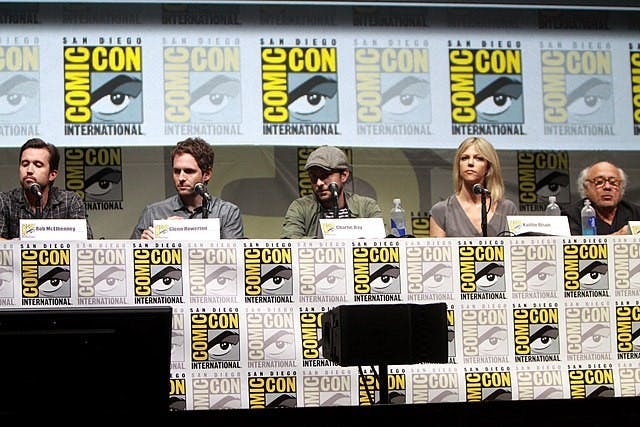 Rob_McElhenney,_Glenn_Howerton,_Charlie_Day,_Kaitlin_Olson_&_Danny_DeVito_(9363096483).jpeg