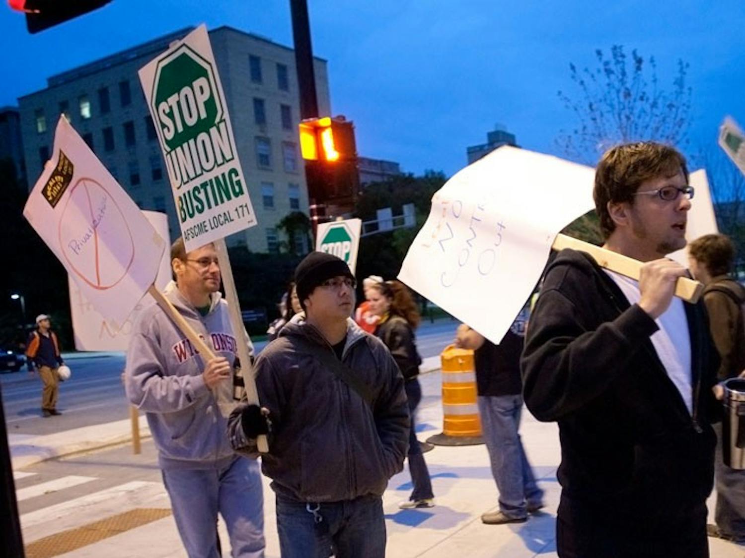 Union workers protest WID's food services