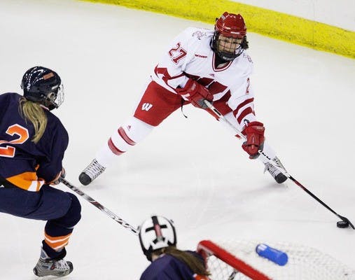 Wisconsin women's hockey team sweeps Ohio State