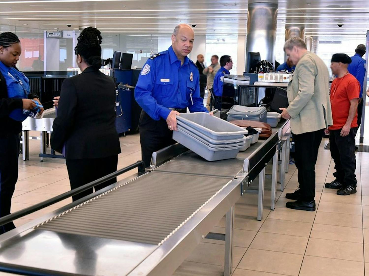 Each agent is required to wear rubber gloves during the procedure.