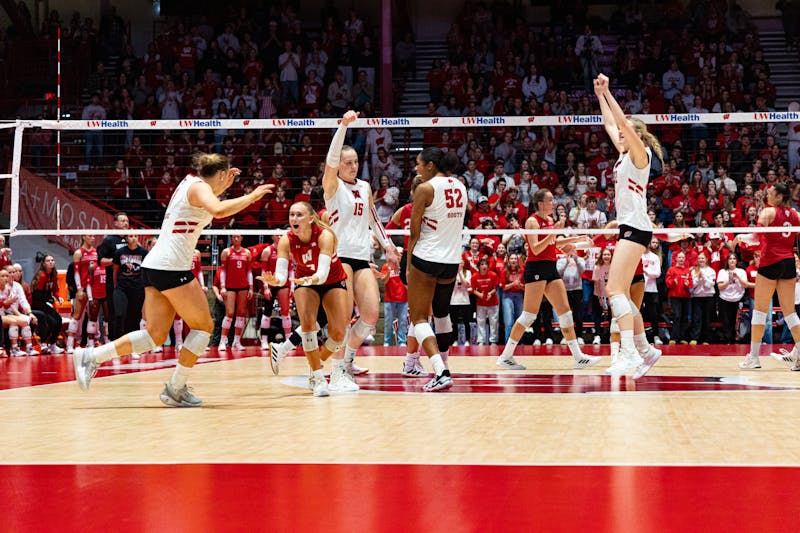 Wisconsin volleyball dominates ranked foes Minnesota, Indiana