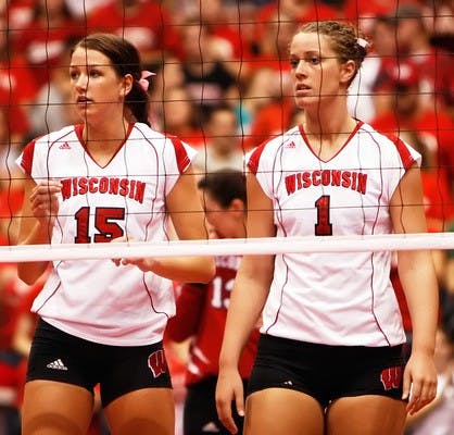 Volleyball bounces back after tough weekend, dominate in sweep of Illinois