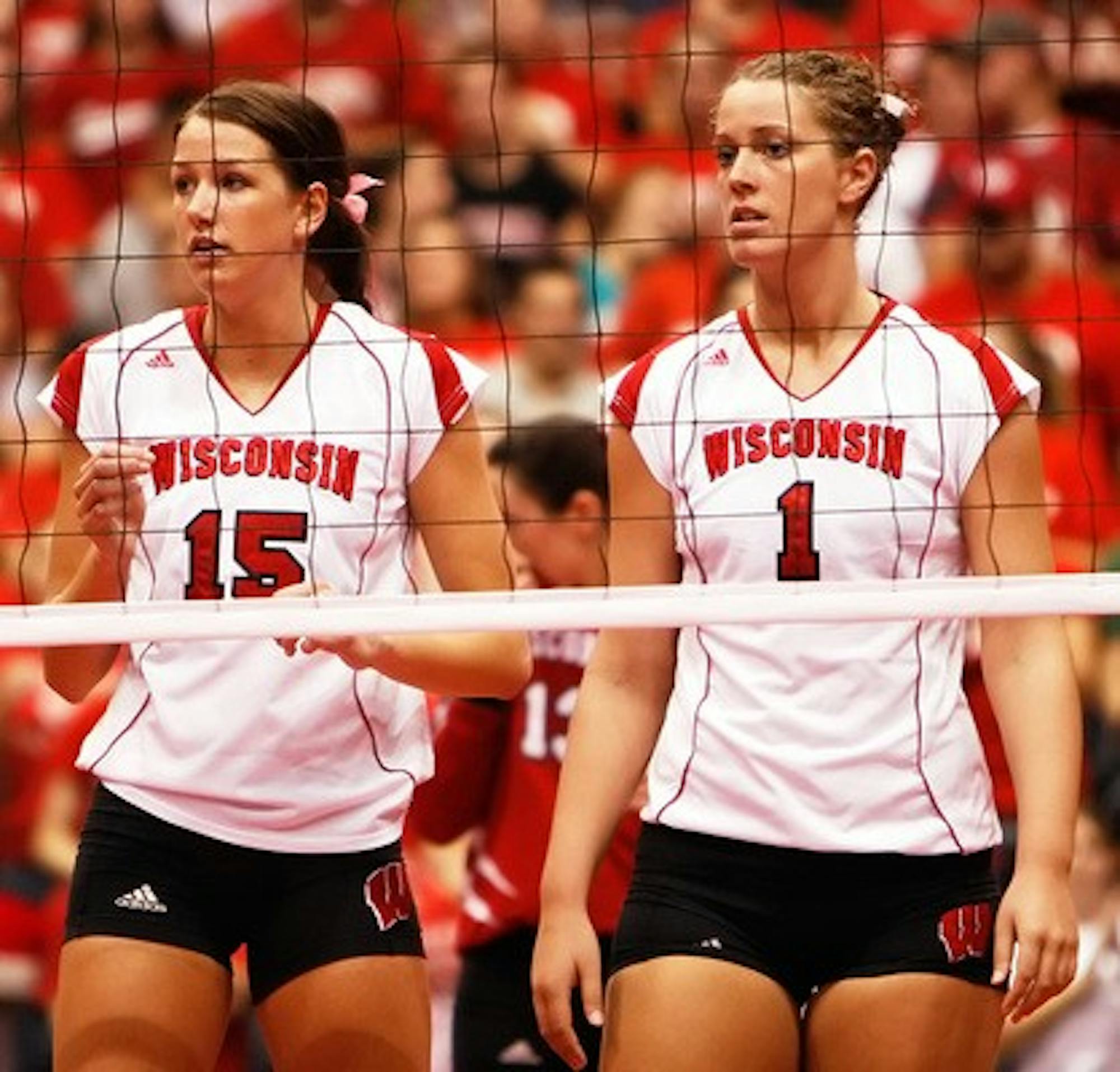 Volleyball bounces back after tough weekend, dominate in sweep of Illinois