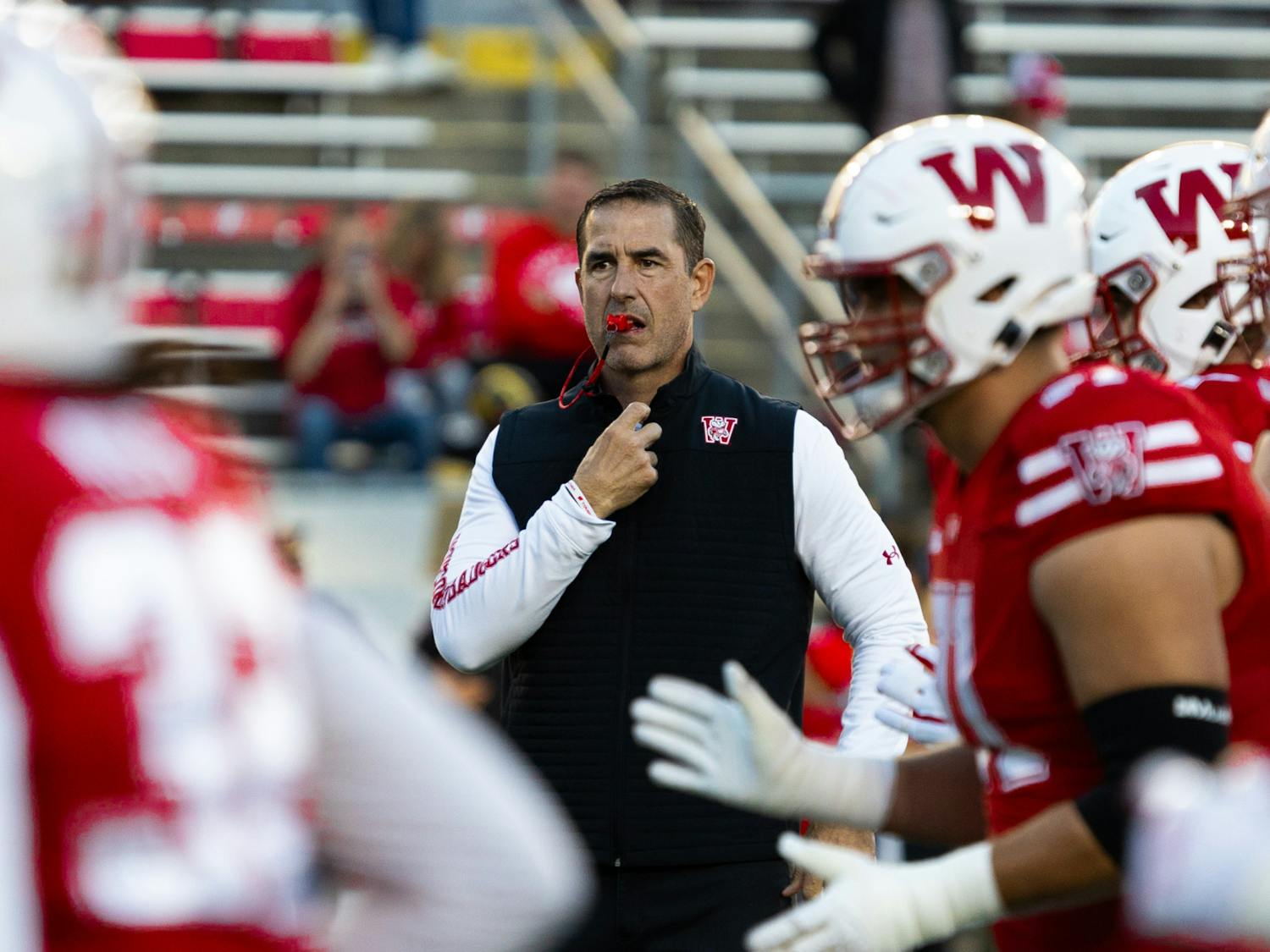 25-10-11_Schneider_WiscFBvsIowa-07-Luke Fickell.jpg