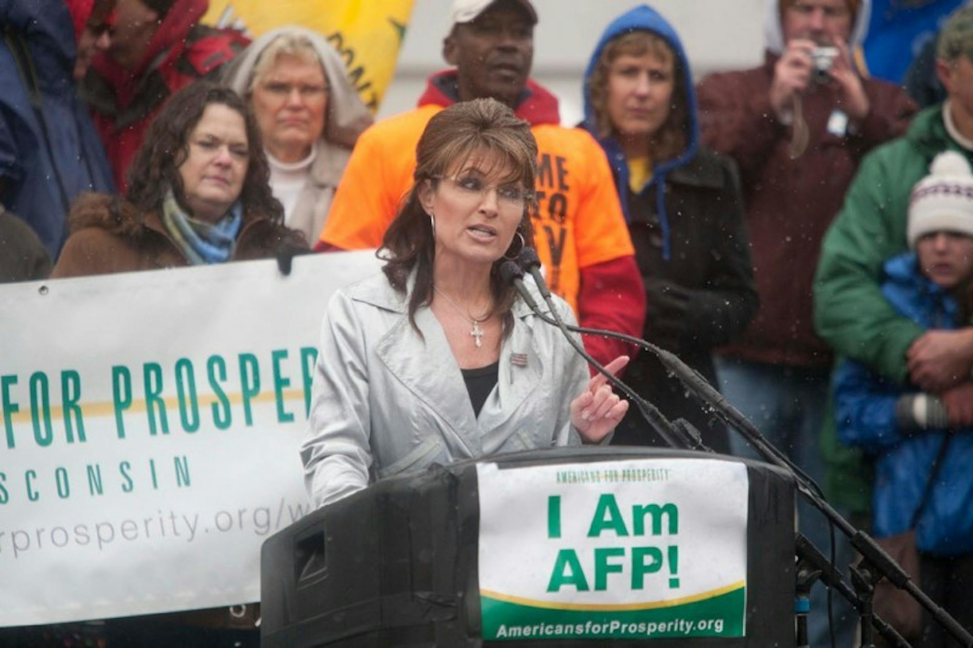 Sarah Palin polarizes crowd of thousands