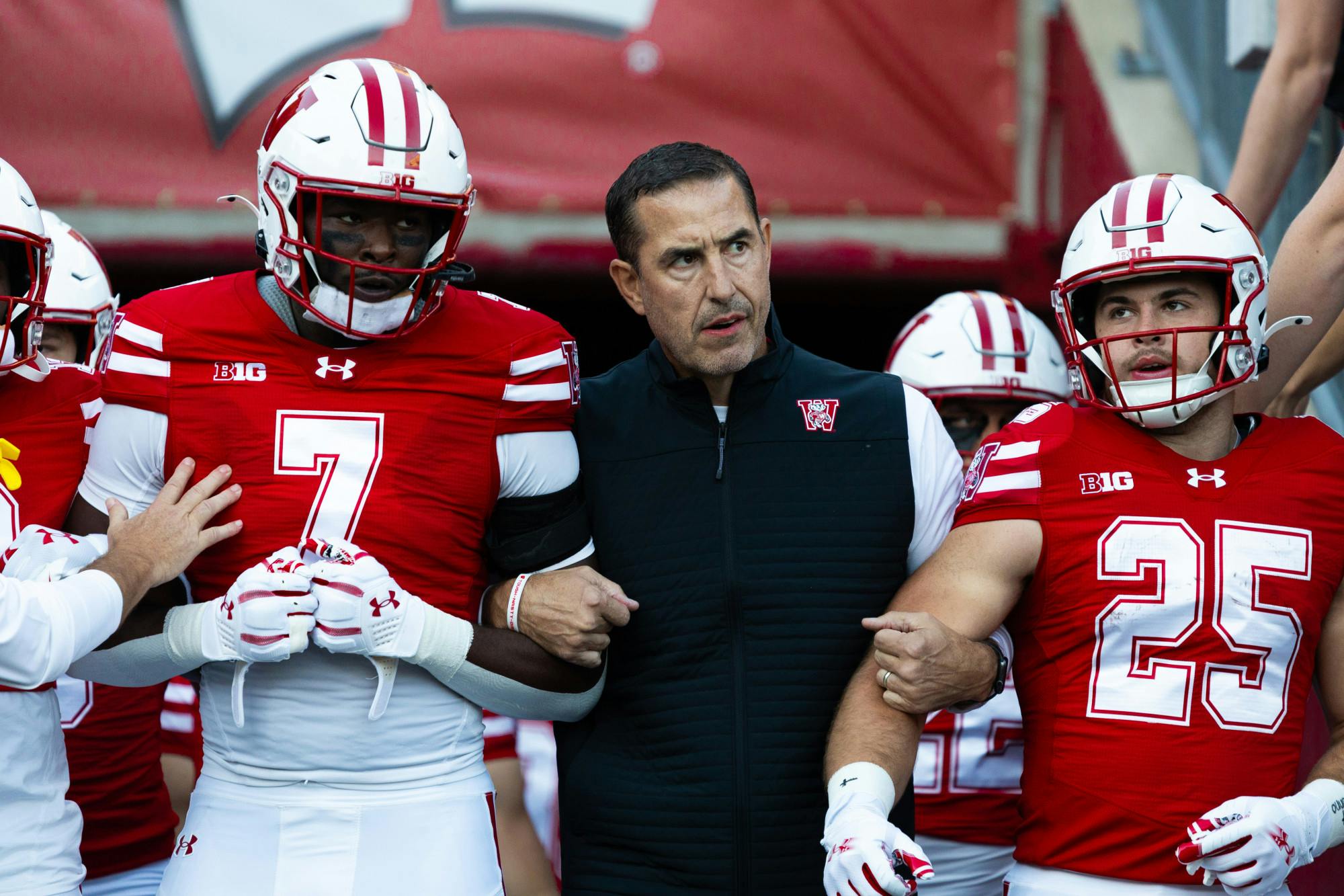 25-10-11_Schneider_WiscFBvsIowa-08-Luke Fickell.jpg
