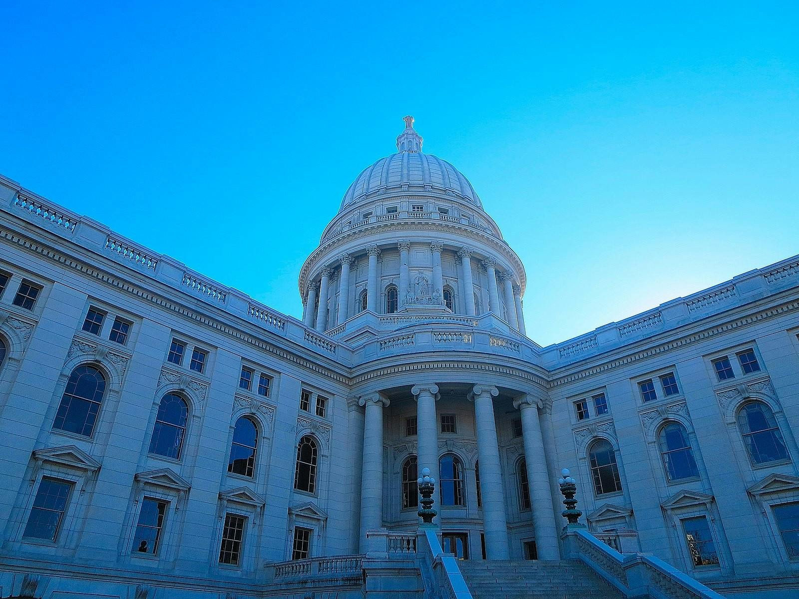 WisconsinStateCapitolpanoramio(22).jpeg