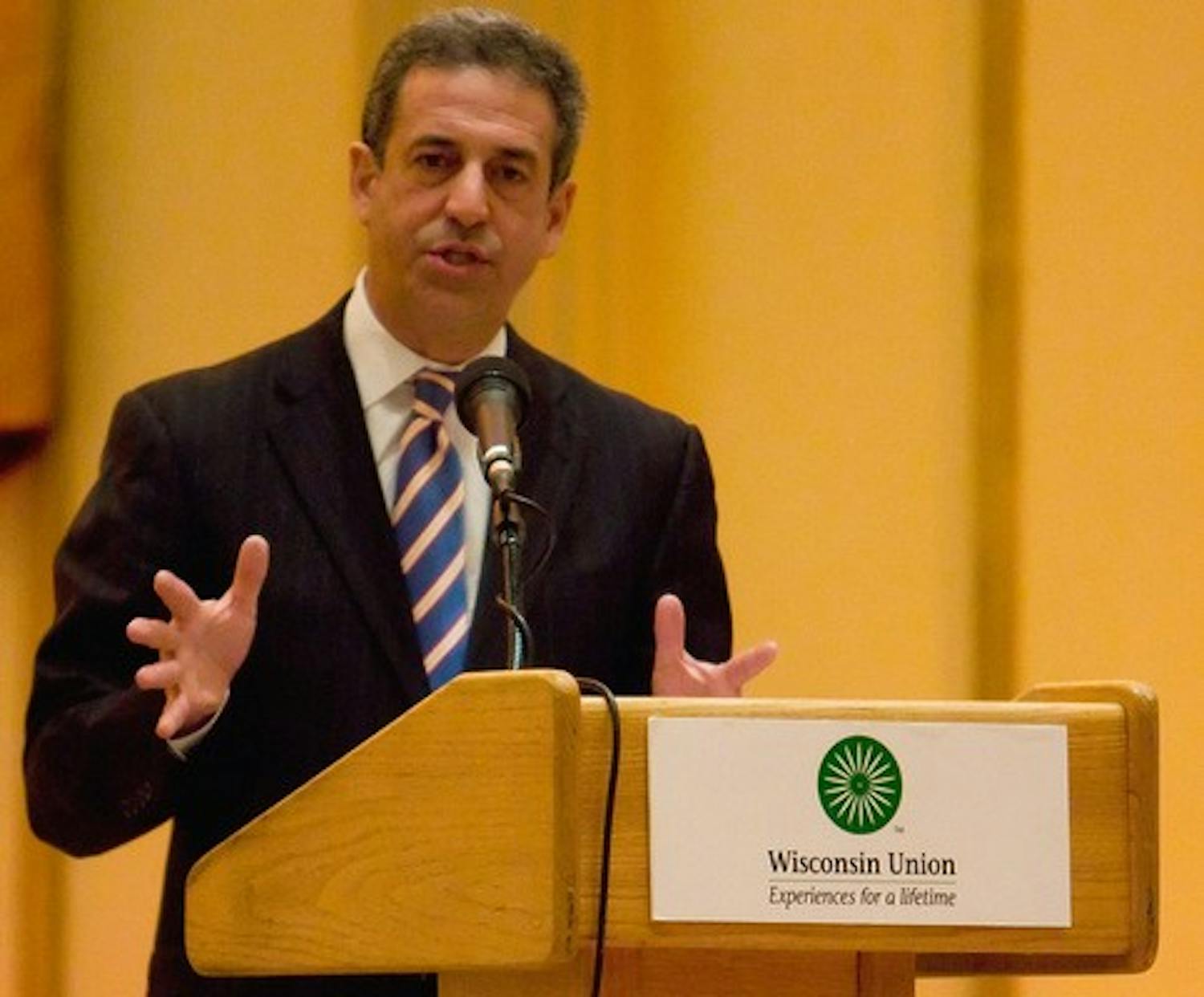 Feingold urges UW students to volunteer abroad