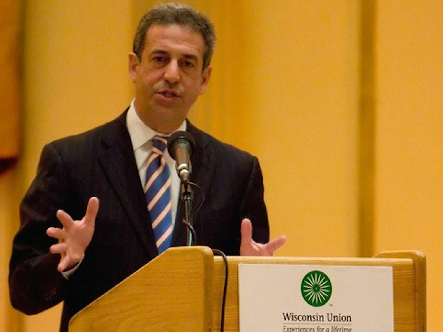 Feingold urges UW students to volunteer abroad