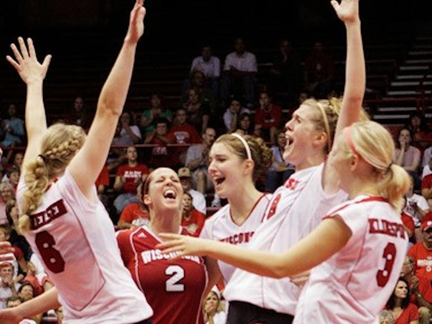 Wisconsin volleyball team pulls through tough weekend at home