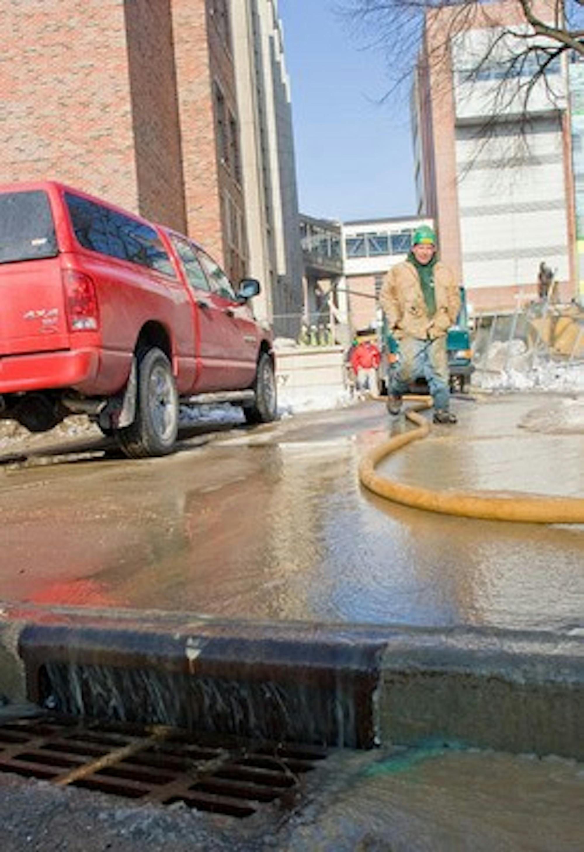 WiscAlert warns campus of pipe burst, gas leak