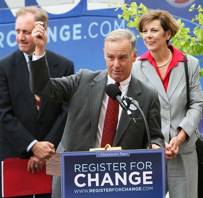 Howard Dean visits city to register youth voters