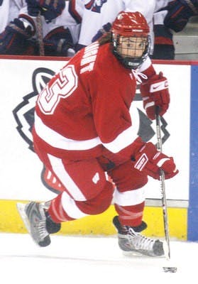 Wisconsin stops Mavs in shootout to keep pace with Gophers