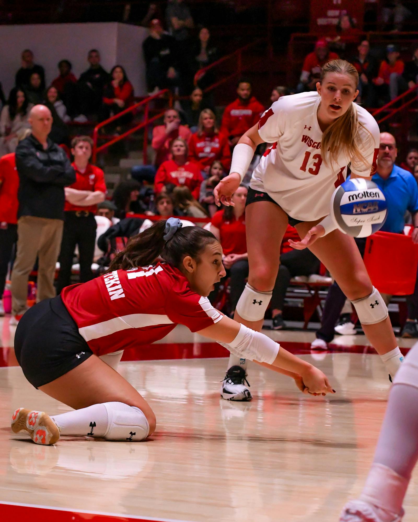 PHOTOS: Wisconsin Volleyball starts spring cleaning after 3-0 clean sweep