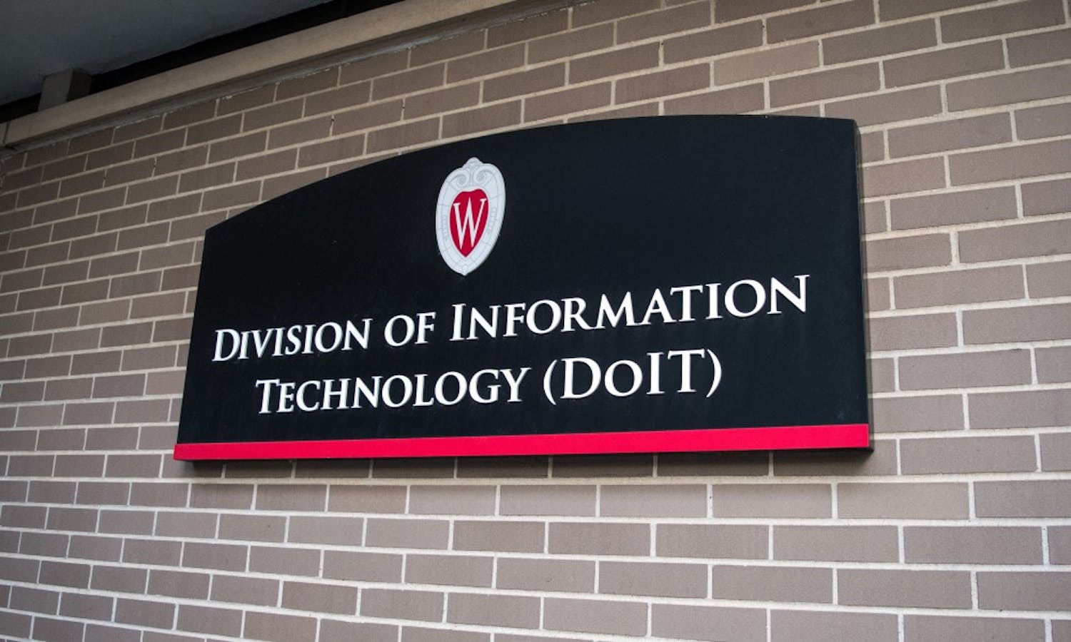 UW-Madison is closing DoIT technology stores to adopt new business model